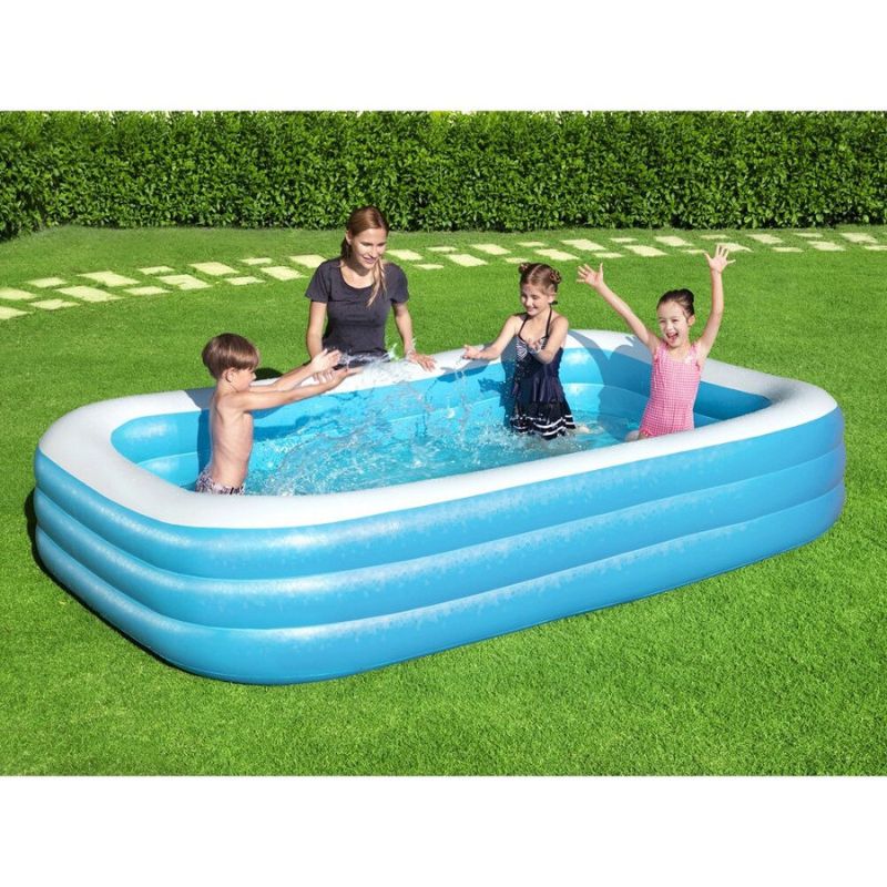 piscina cu familia in curte