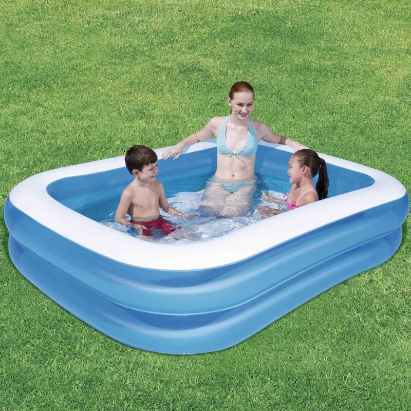 piscina pe iarba in familie